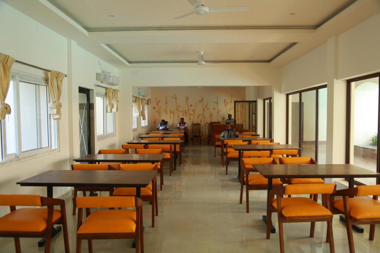 Hotel The Riviera Theni Exterior foto