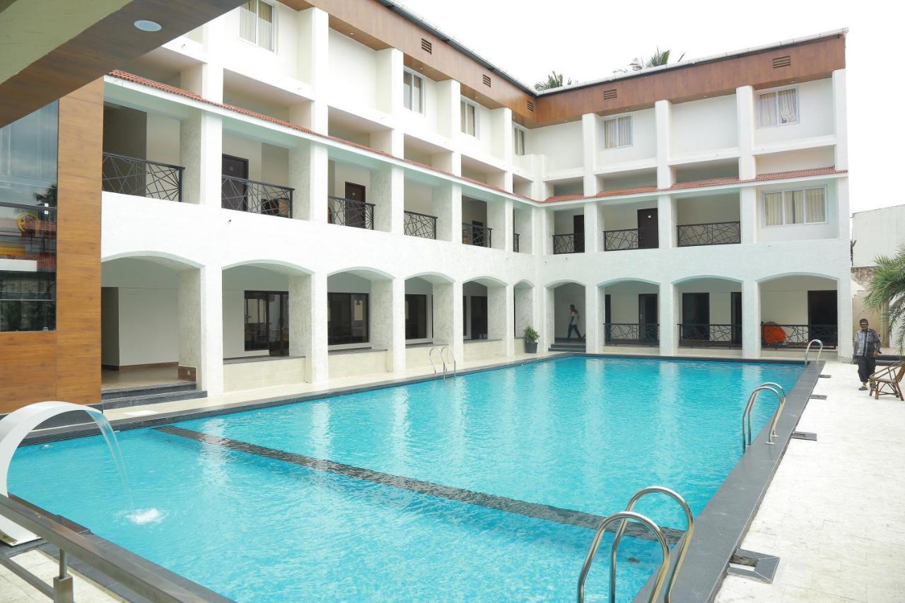 Hotel The Riviera Theni Exterior foto