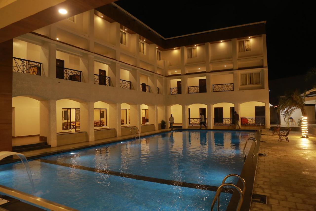 Hotel The Riviera Theni Exterior foto