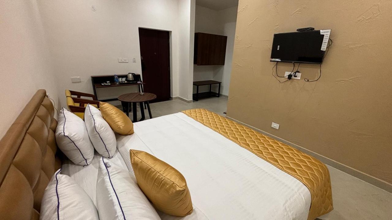 Hotel The Riviera Theni Exterior foto