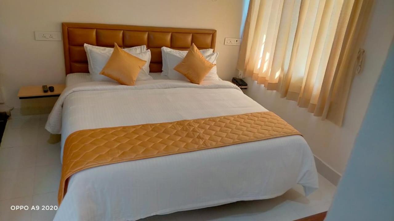 Hotel The Riviera Theni Exterior foto