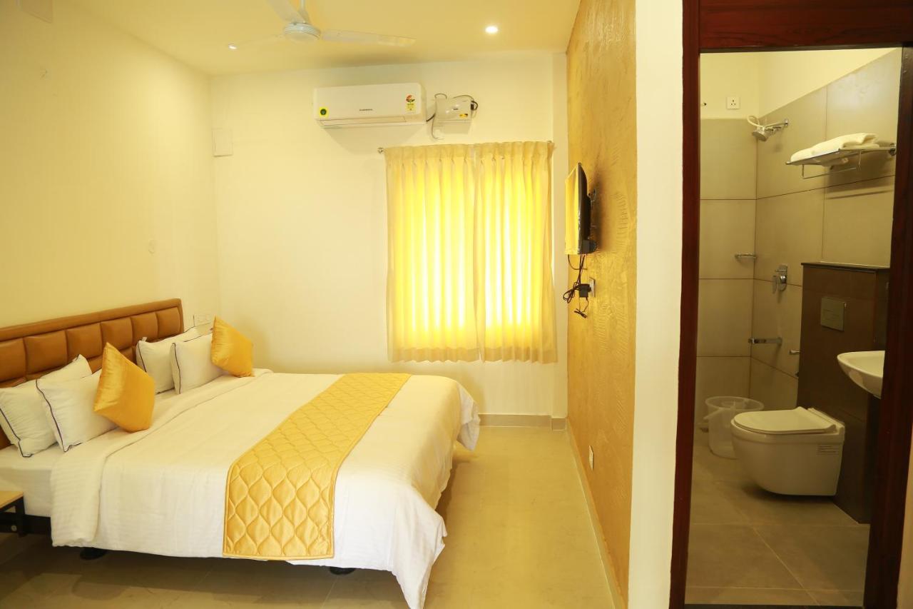 Hotel The Riviera Theni Exterior foto