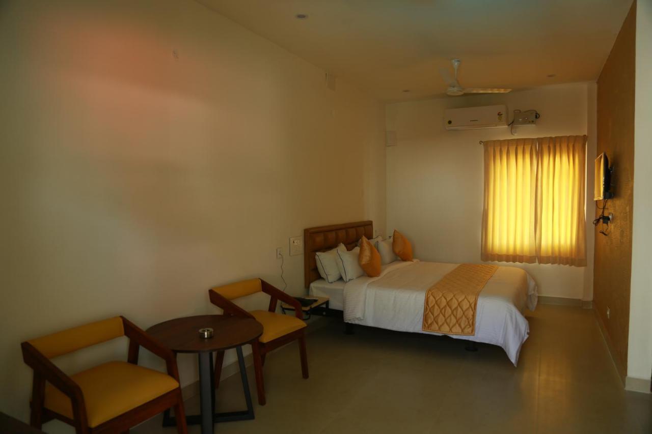 Hotel The Riviera Theni Exterior foto