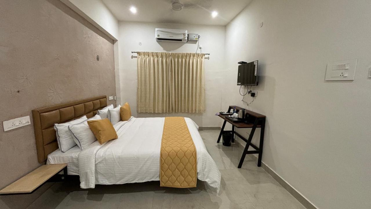 Hotel The Riviera Theni Exterior foto