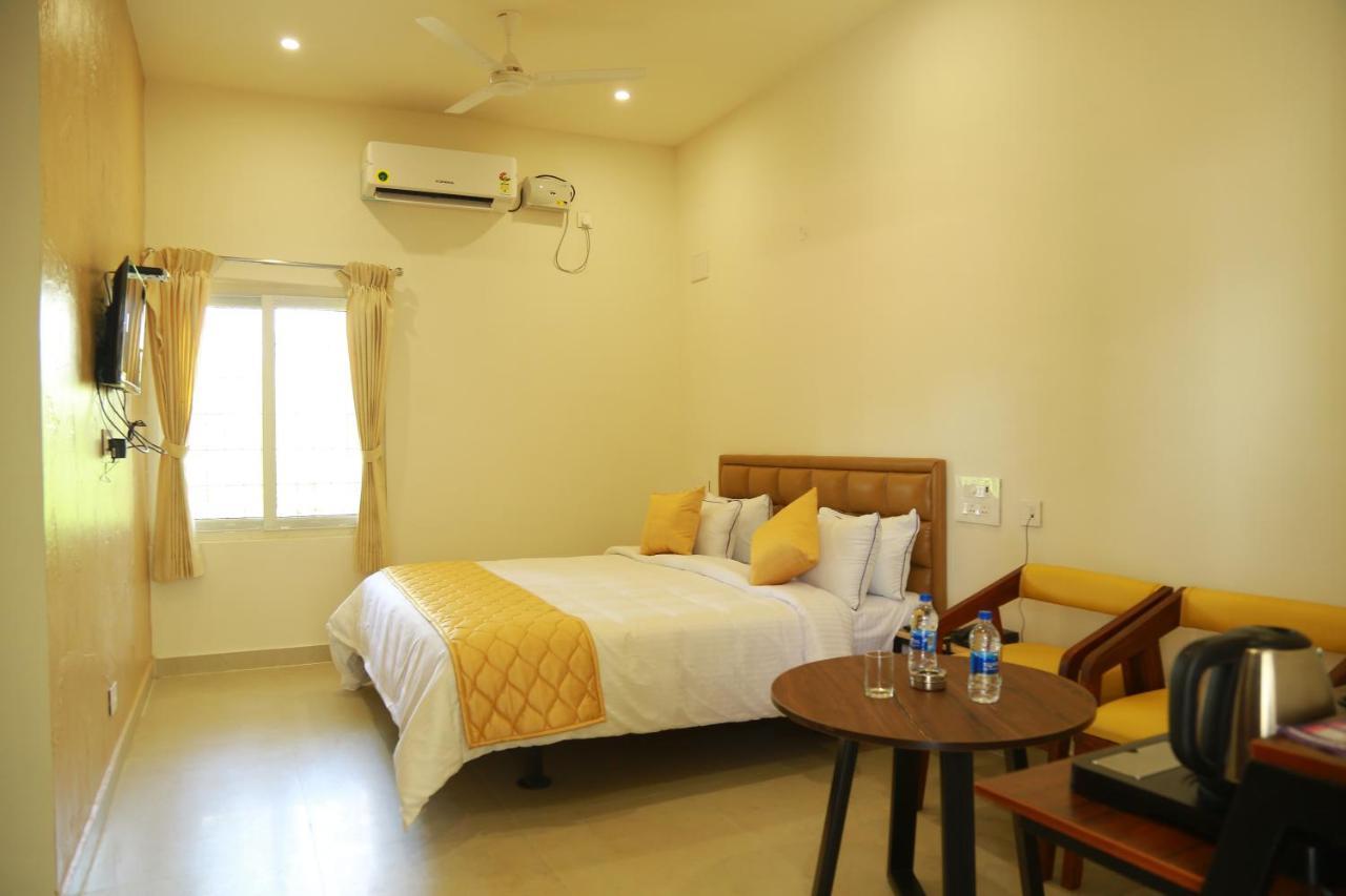 Hotel The Riviera Theni Exterior foto