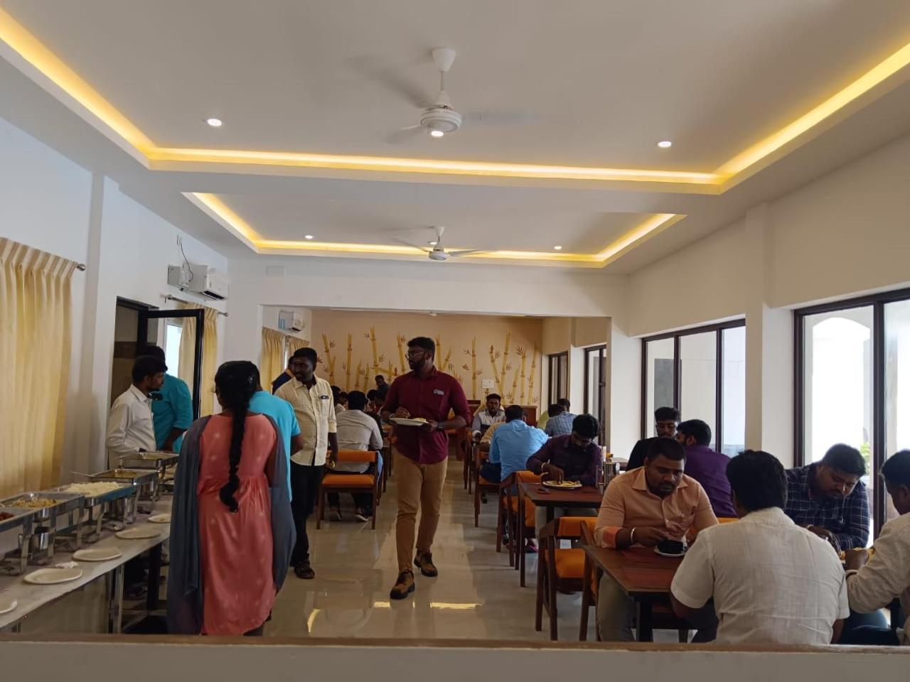 Hotel The Riviera Theni Exterior foto