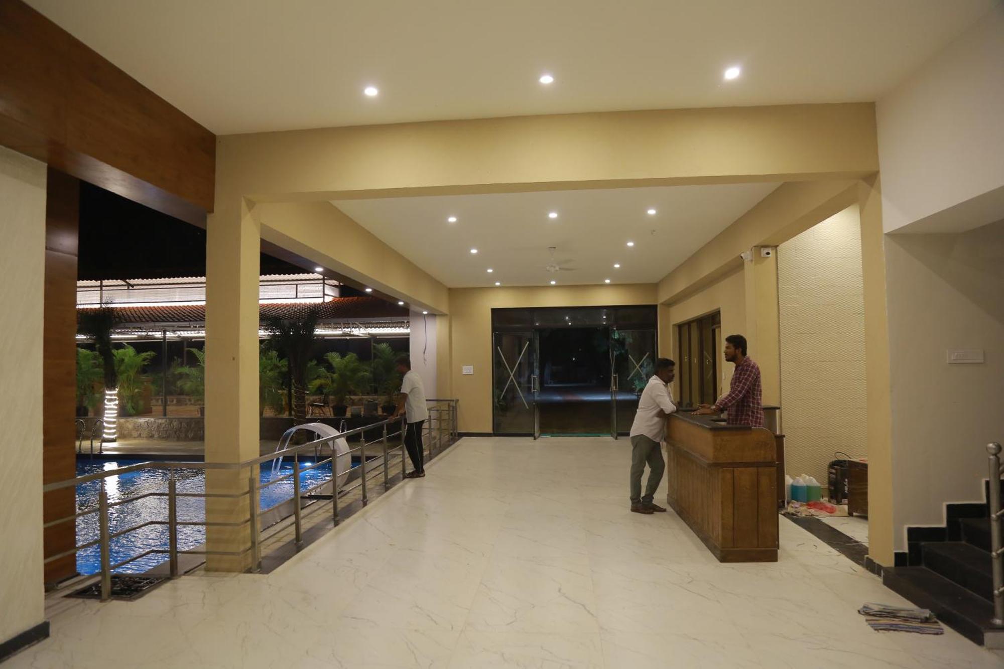 Hotel The Riviera Theni Exterior foto